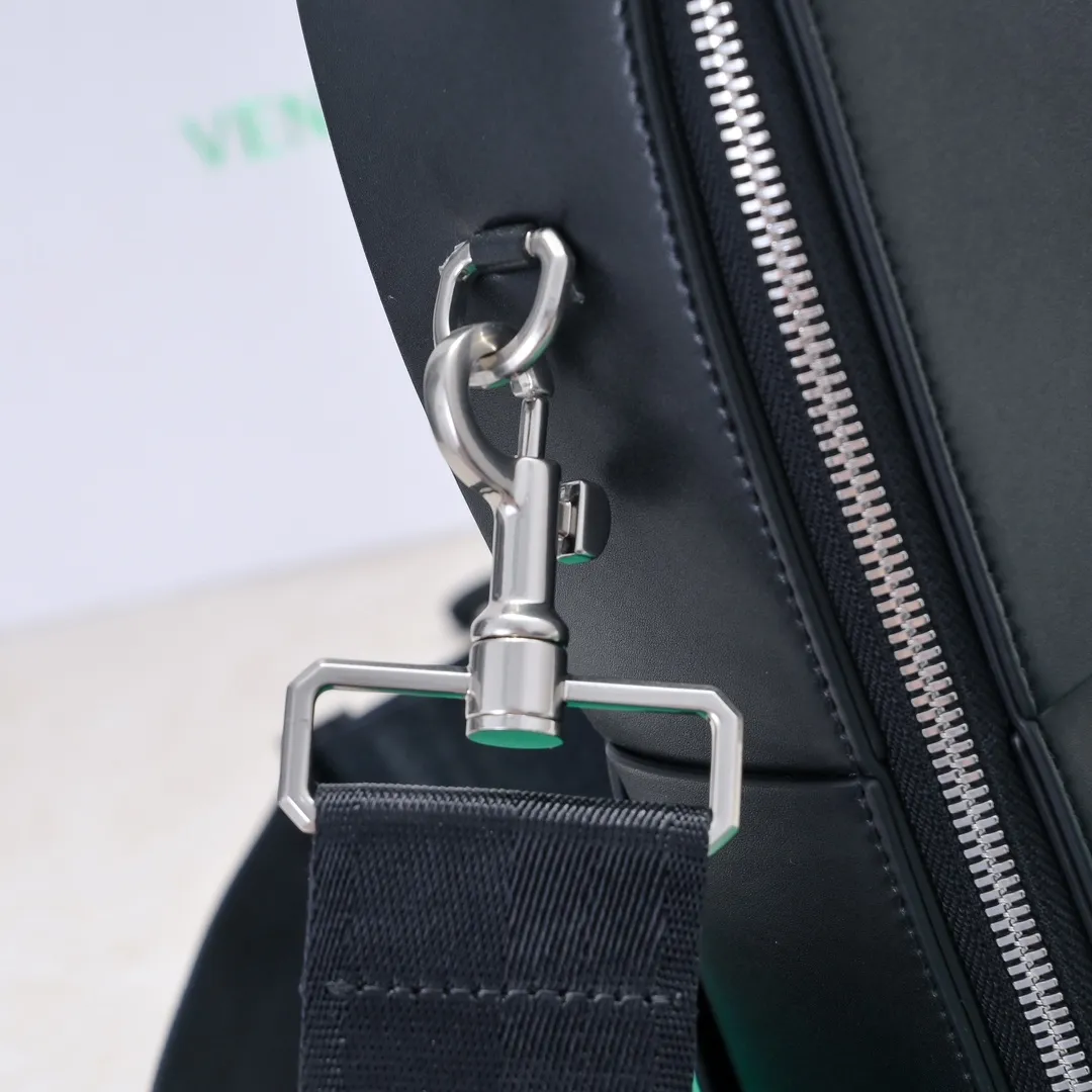 Batch 1880 Bottega Veneta large-lattice men's briefcase. The briefcase is a "value-for-money equipment" that all boys must have as soon as they step out of school. Whether you need to go to the office or go out to discuss business, nothing can better reflect your good taste and financial strength than a simple and elegant briefcase. It can be carried on one shoulder or cross-body to meet your different needs. The capacity is also super 🉑️ Style number: 6801 Size: 36*24*7.5cm